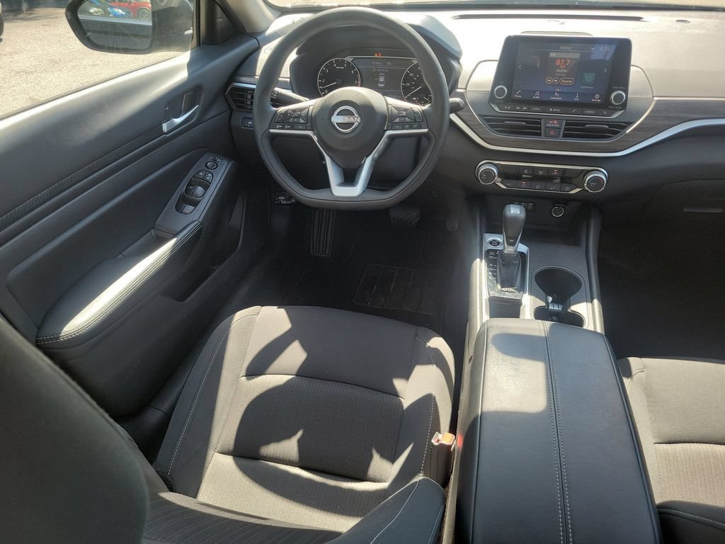 Used 2025 Nissan Altima 2.5 SV FWD image 12