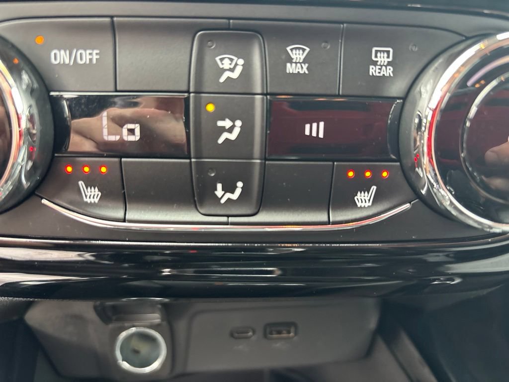 Used 2024 Chevrolet Trax LT w/ Sunroof Package FWD image 29