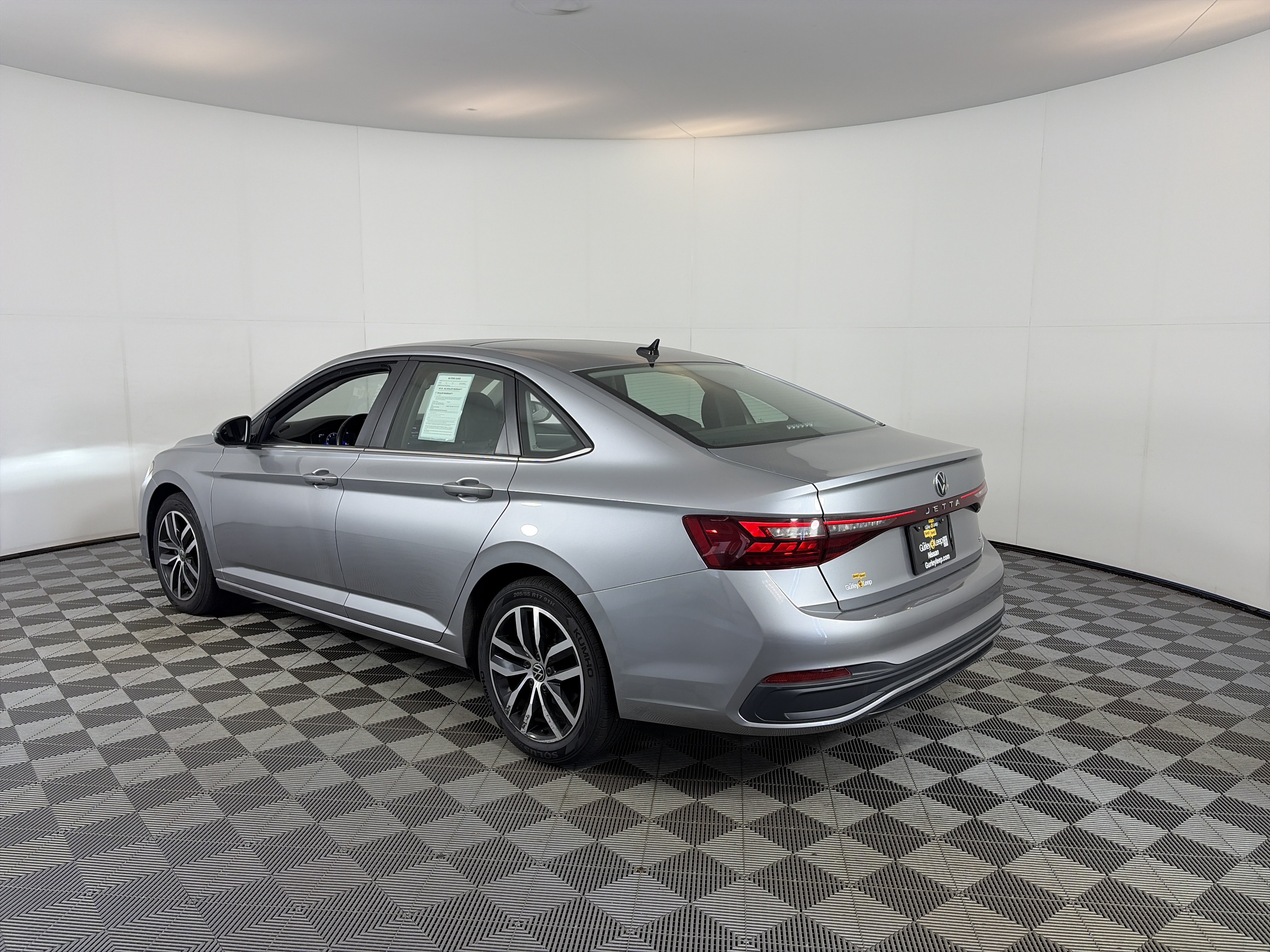 Used 2025 Volkswagen Jetta SE FWD image 7