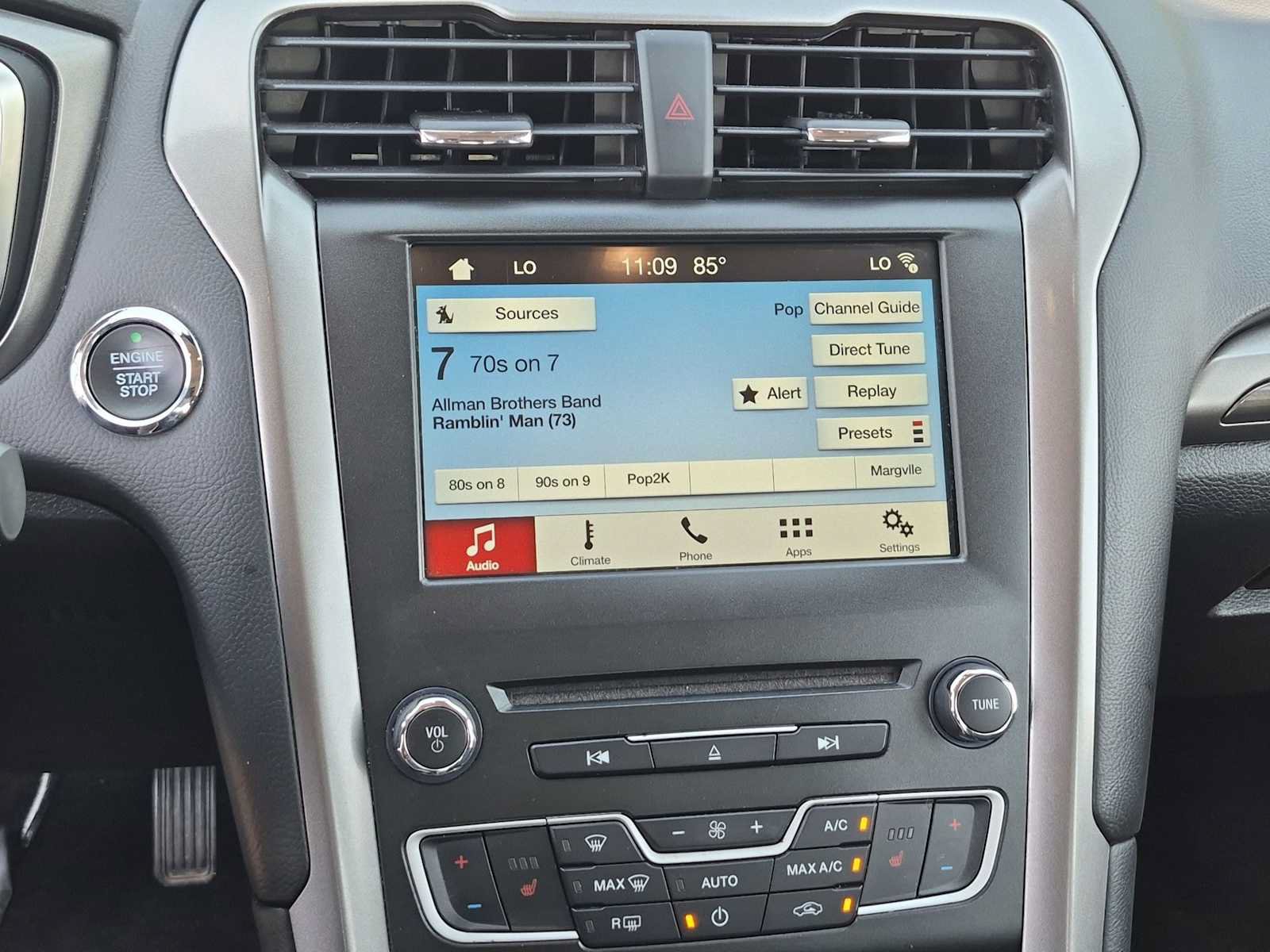 Used 2018 Ford Fusion SE w/ Fusion SE Technology Package FWD image 26