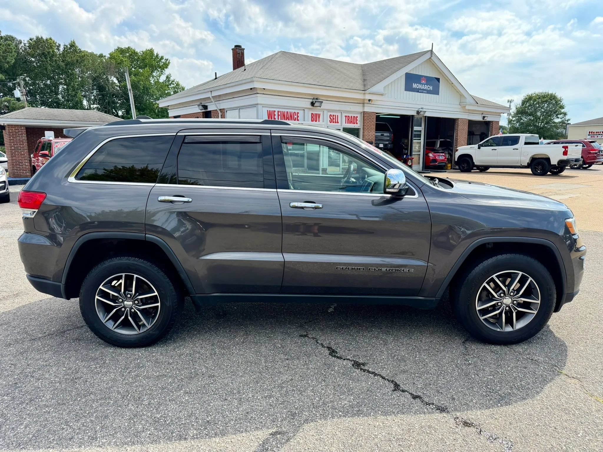 Used 2017 Jeep Grand Cherokee Limited AWD/4WD image 6