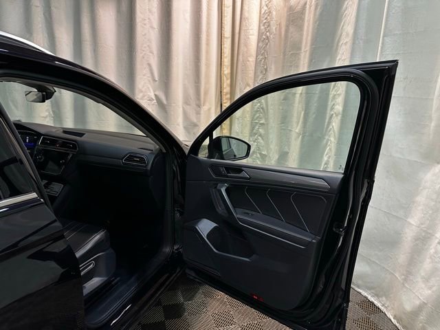 Certified 2022 Volkswagen Tiguan SE image 32