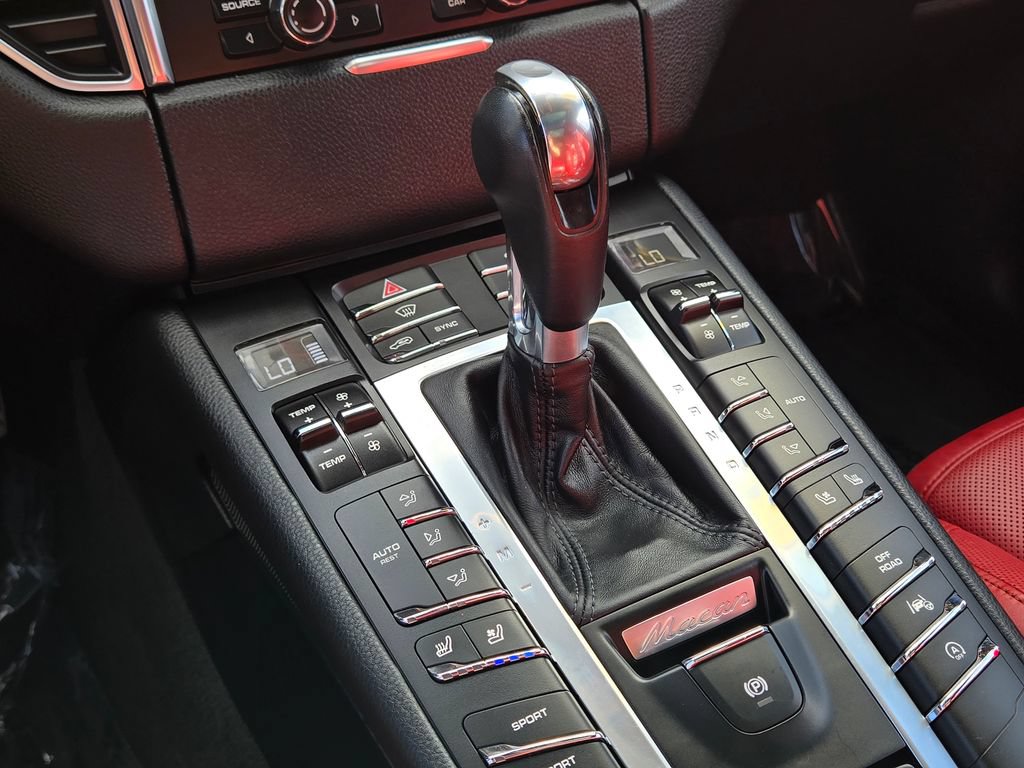 Used 2015 Porsche Macan Turbo AWD/4WD image 28