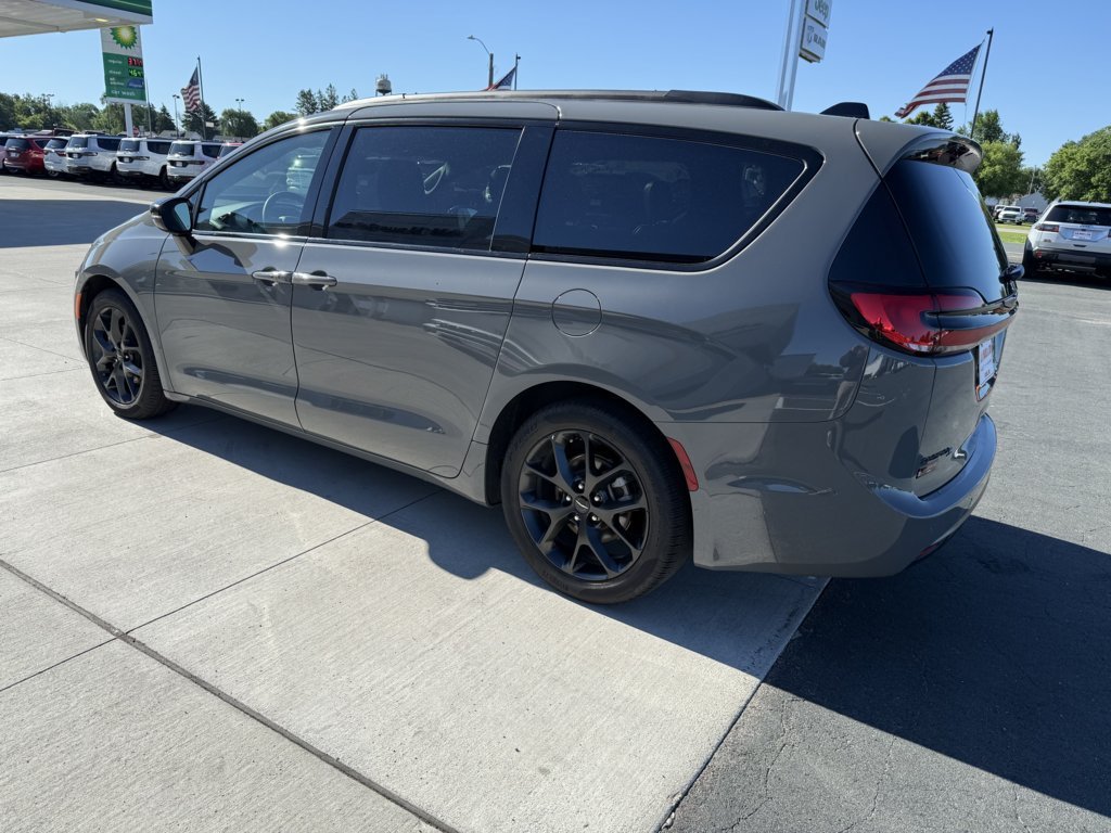 Used 2025 Chrysler Pacifica Limited FWD image 6