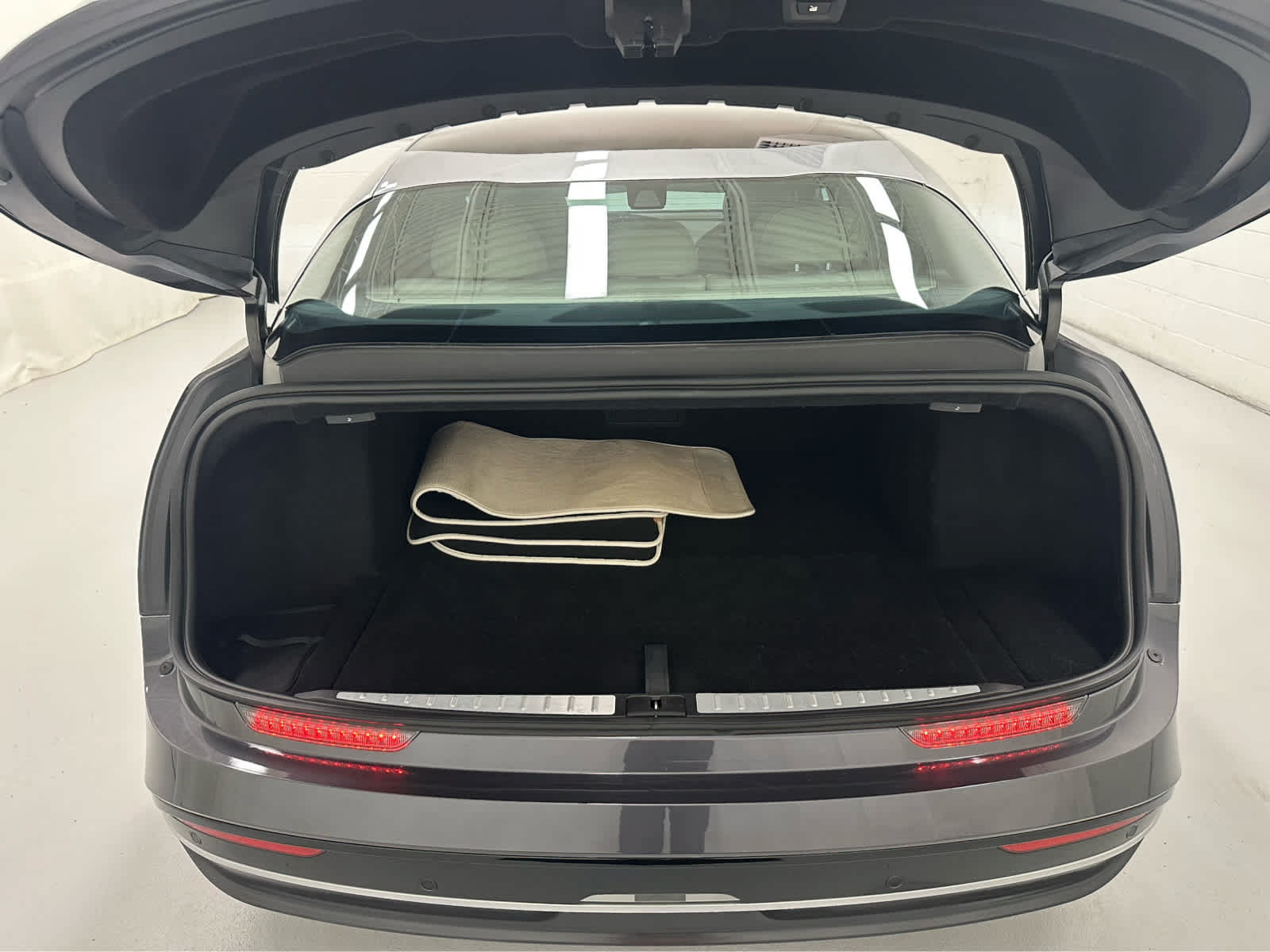 Used 2023 Lucid Air Touring AWD/4WD image 14