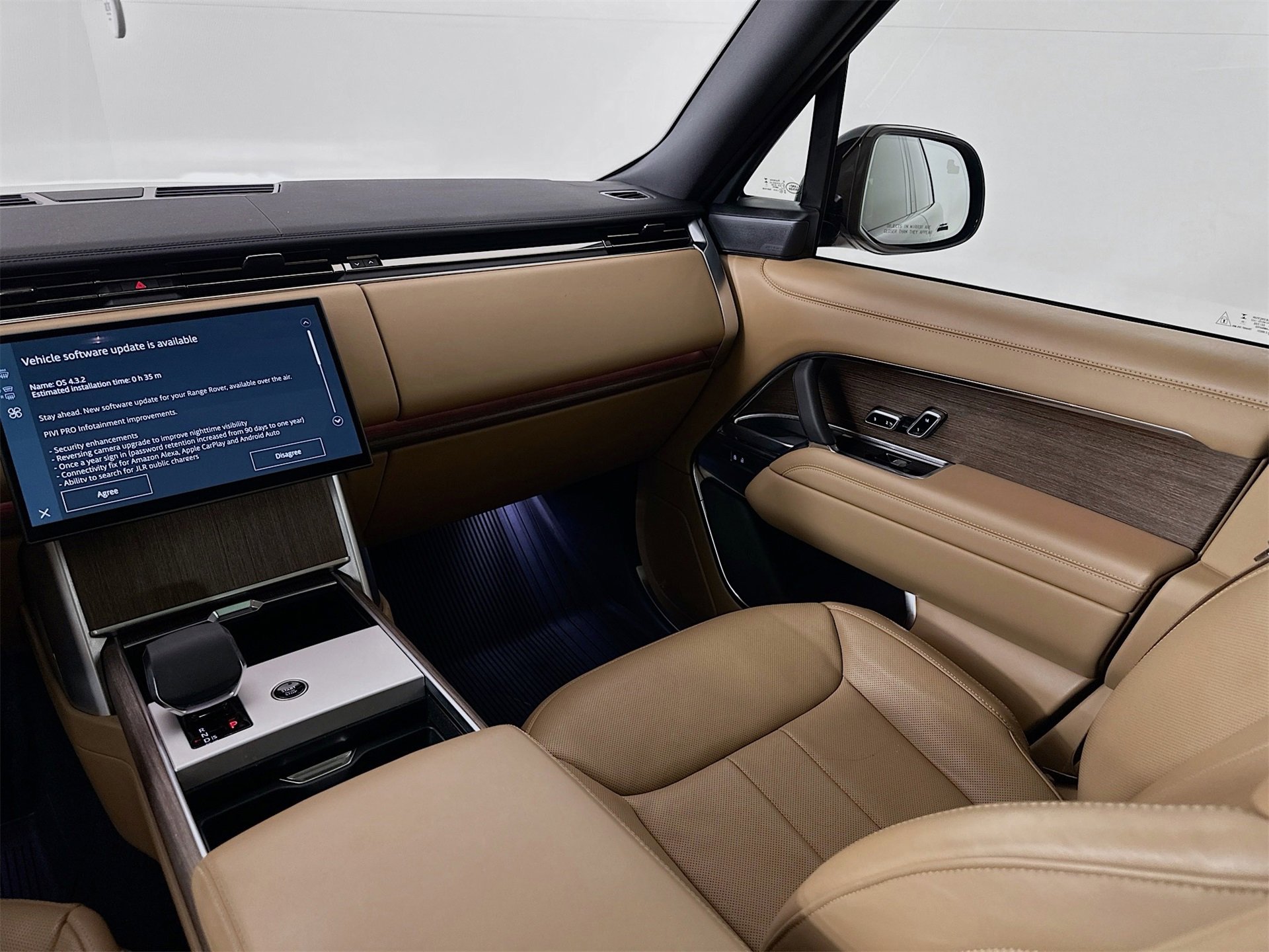 Used 2025 Land Rover Range Rover SE image 25