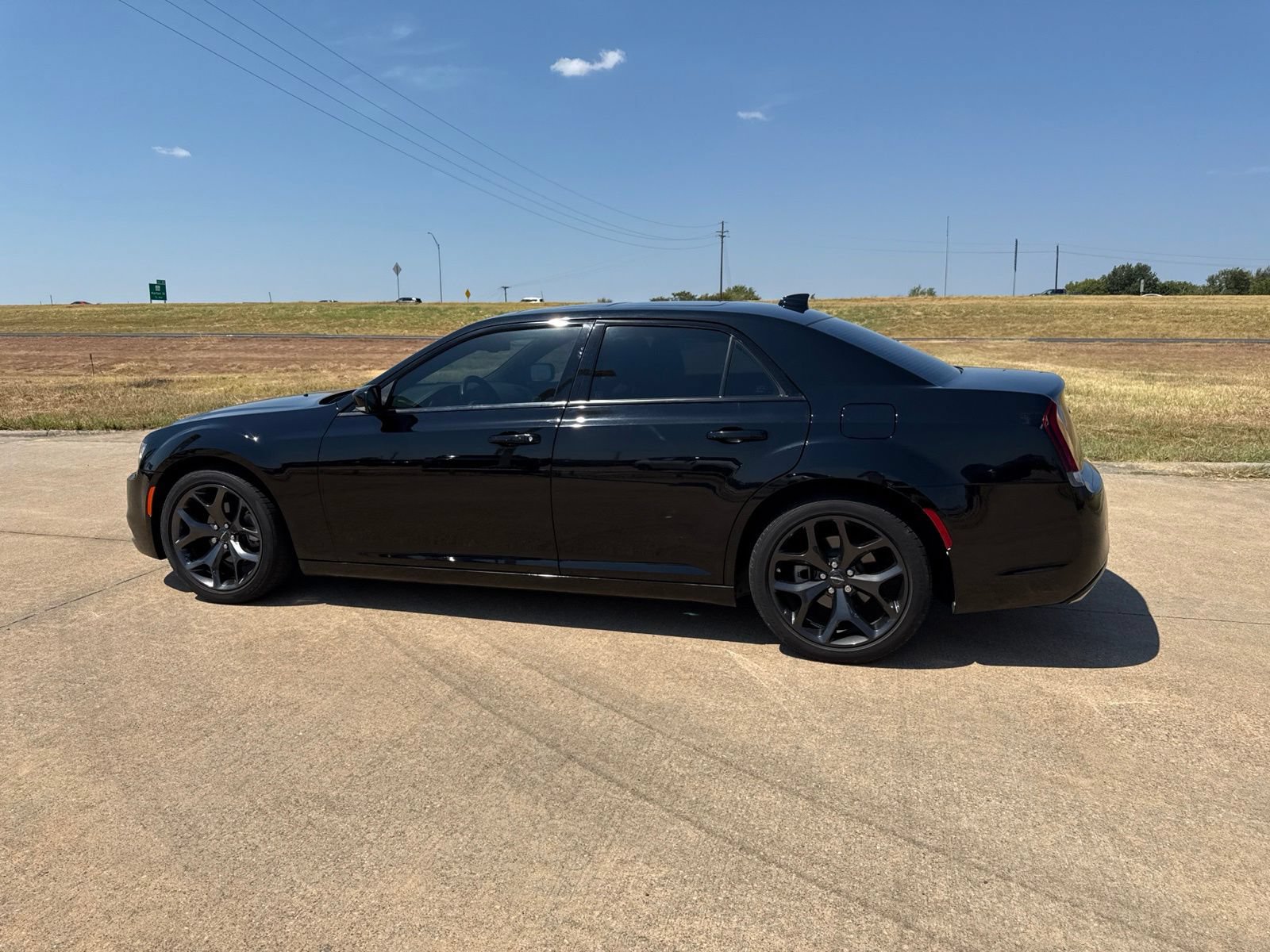 Used 2023 Chrysler 300 S w/ Comfort Group RWD image 9