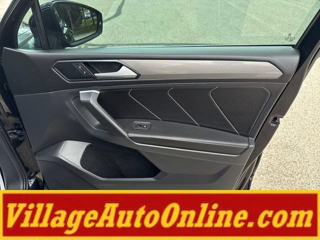 Used 2022 Volkswagen Tiguan SE w/ Panoramic Sunroof Package AWD/4WD image 41