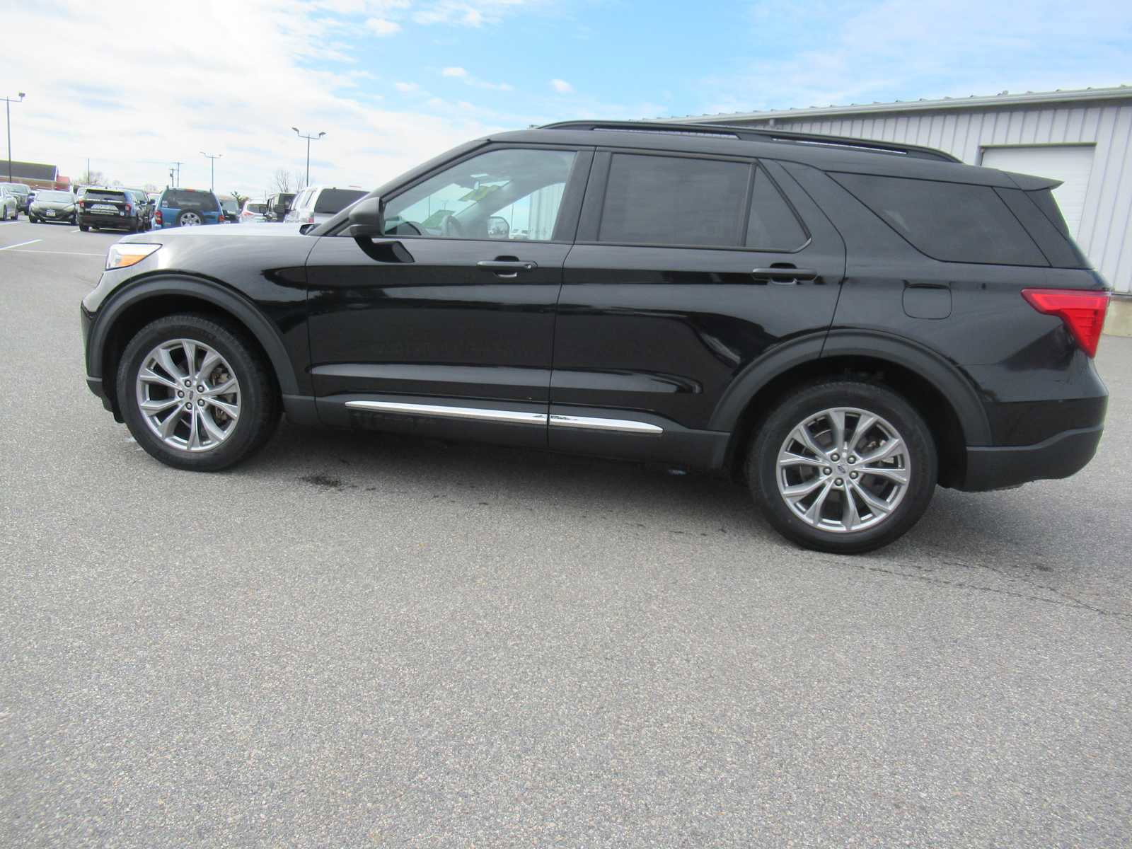 Used 2022 Ford Explorer XLT w/ Equipment Group 202A image 8