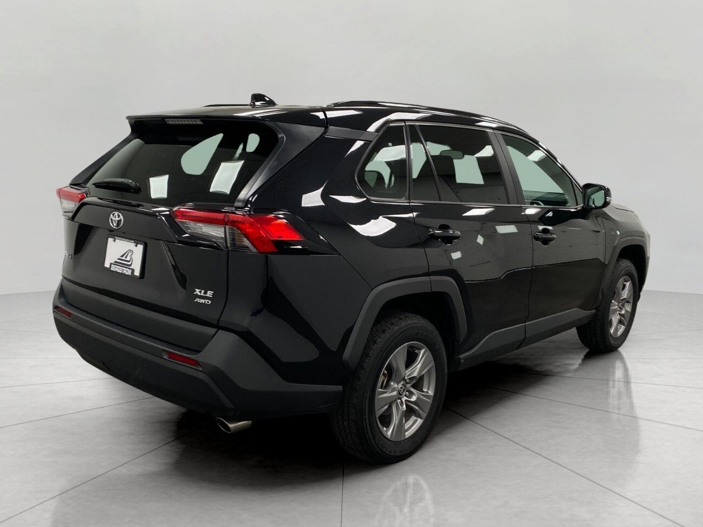 Used 2025 Toyota RAV4 XLE AWD/4WD image 4
