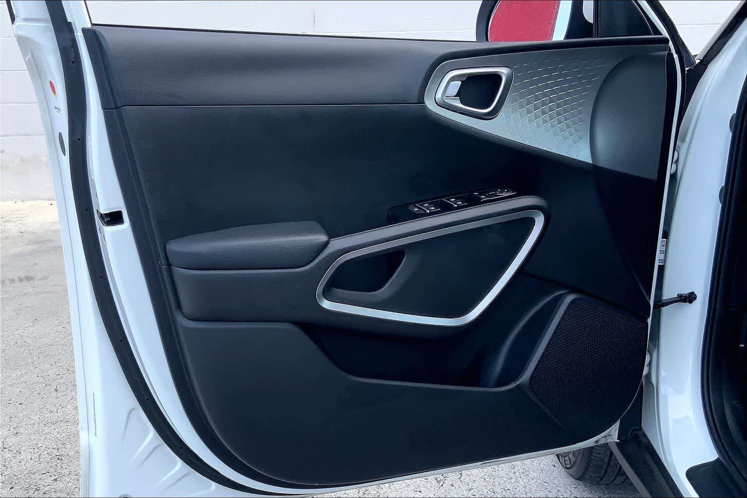 Used 2025 Kia Soul LX w/ LX Technology Package FWD image 27