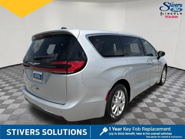 Used 2023 Chrysler Pacifica Touring-L FWD image 6
