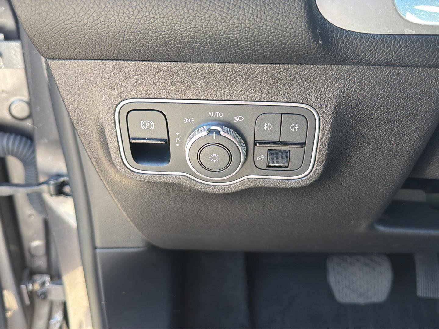 Used 2023 Mercedes-Benz GLB 250 4MATIC w/ Premium Package image 13