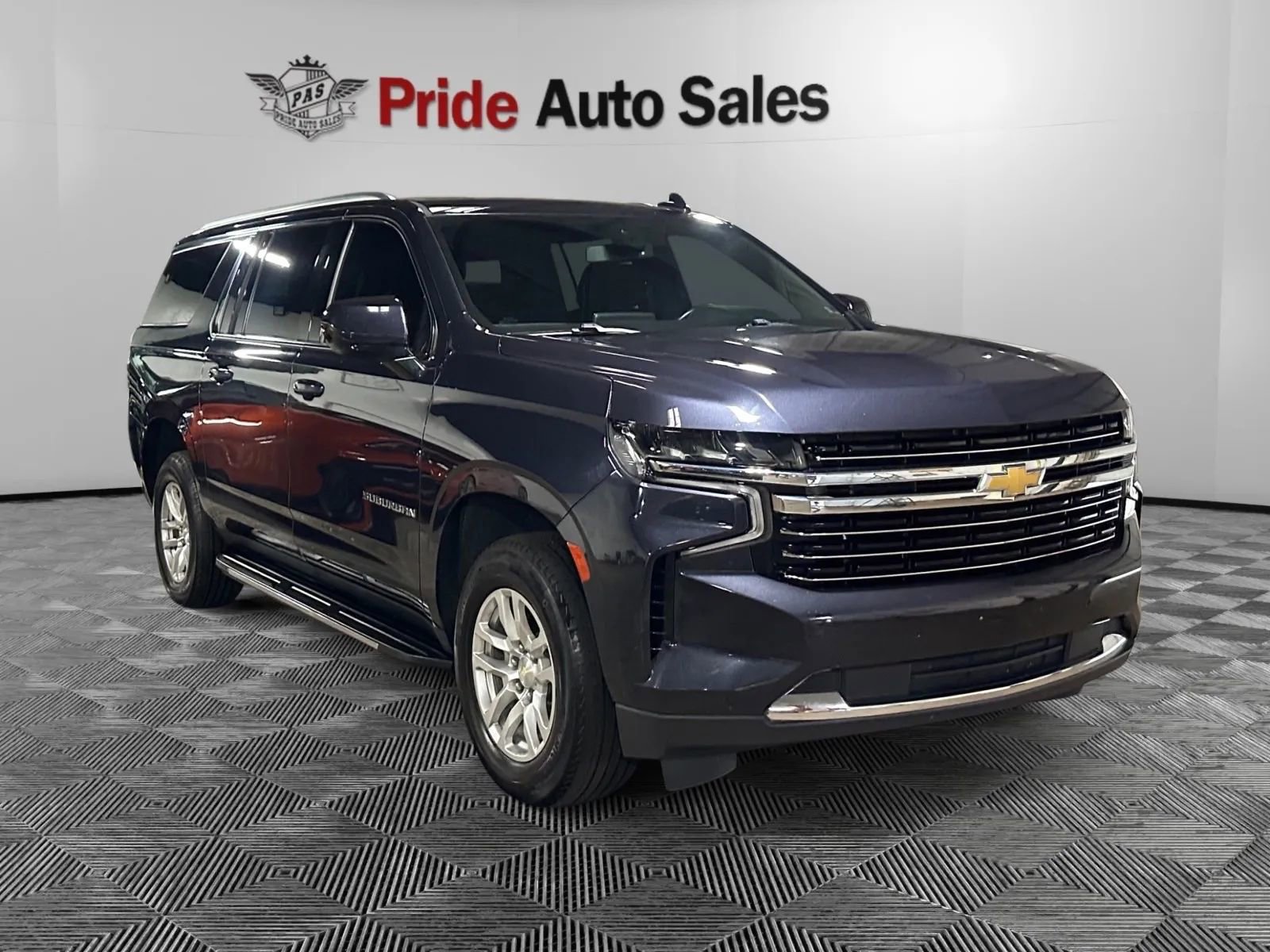 Used 2022 Chevrolet Suburban LT AWD/4WD image 3