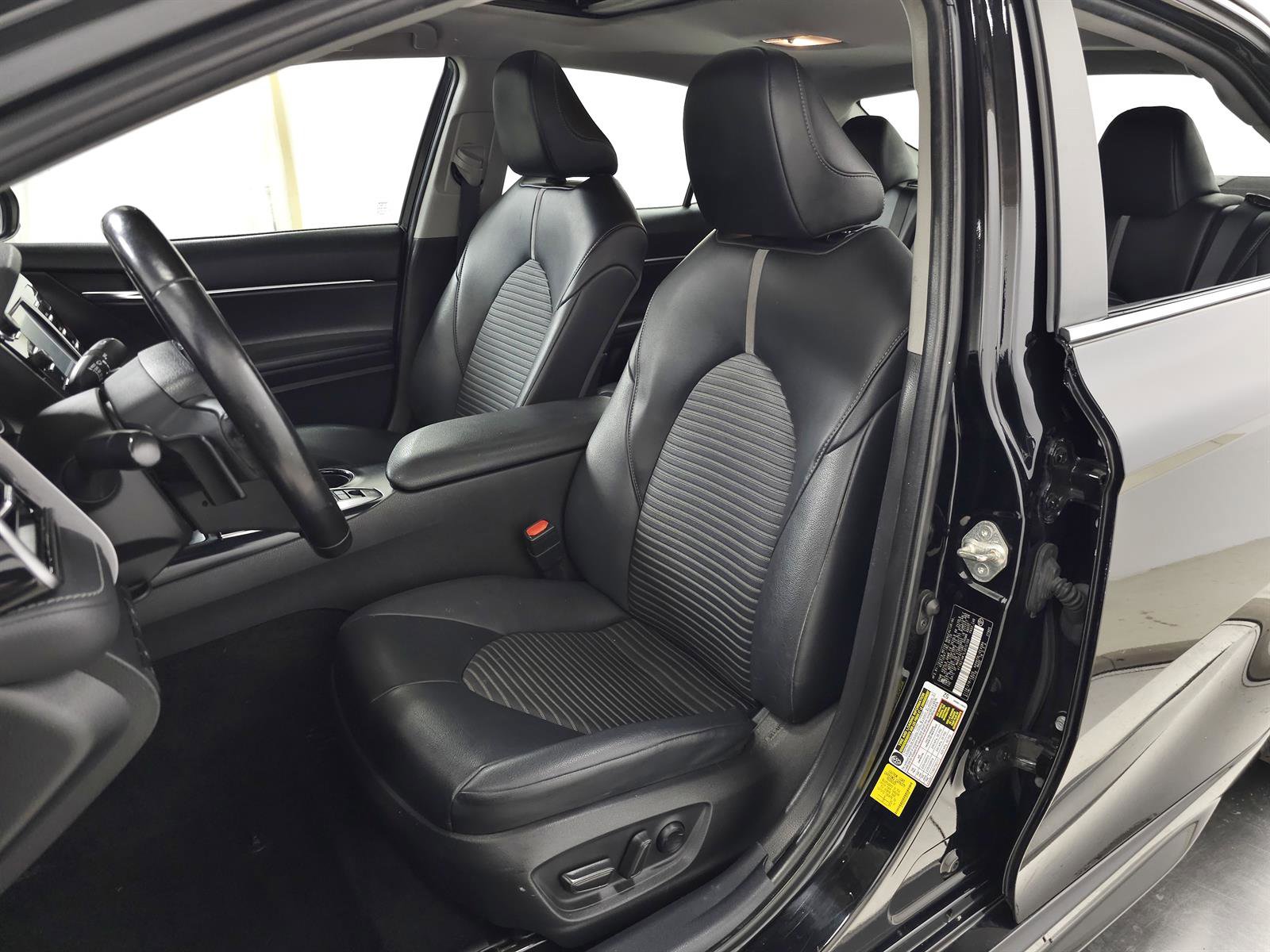 Used 2020 Toyota Camry SE FWD image 14