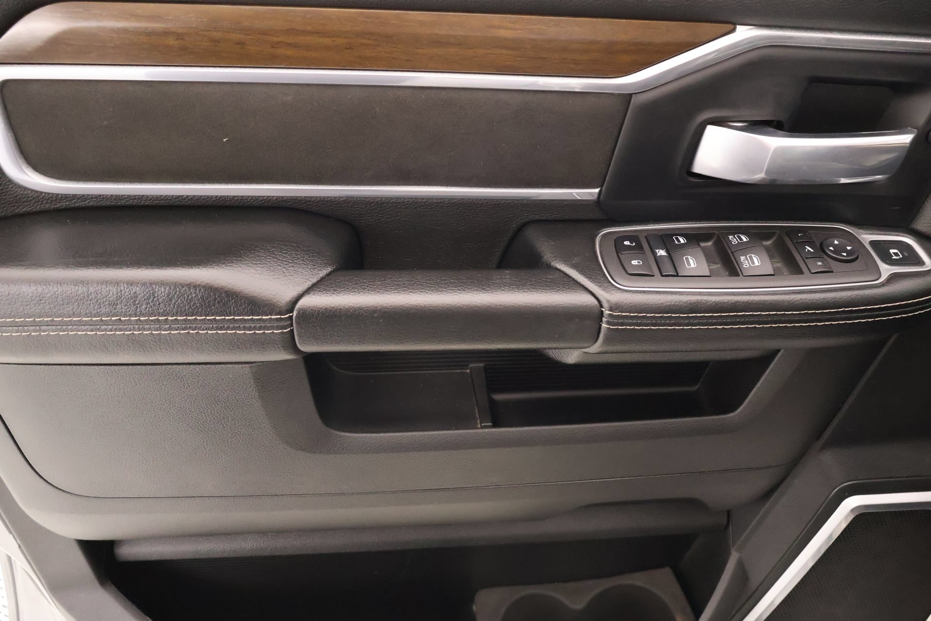 Used 2022 RAM 3500 Laramie AWD/4WD image 16