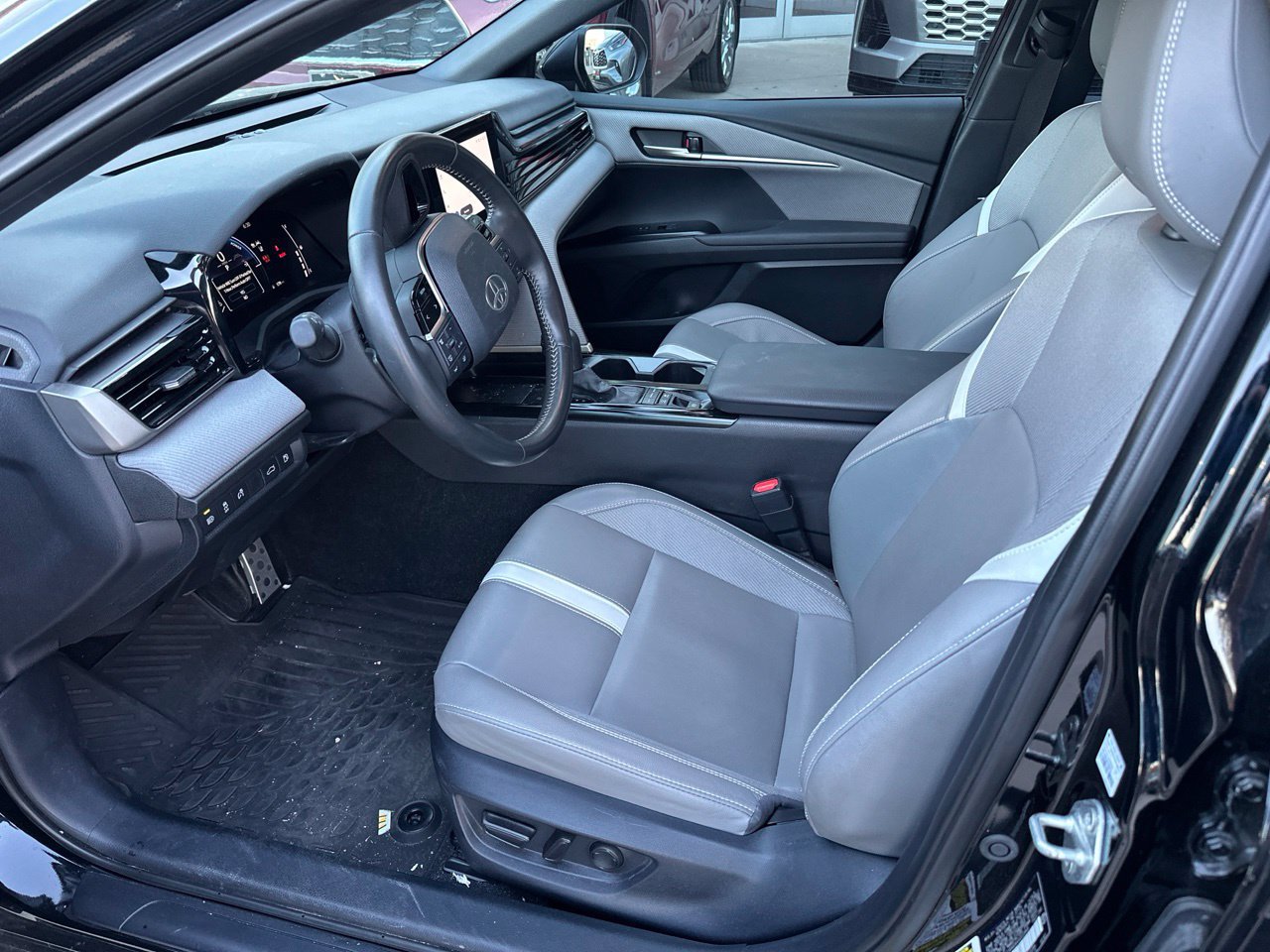 Used 2025 Toyota Camry SE w/ Convenience Package FWD image 3