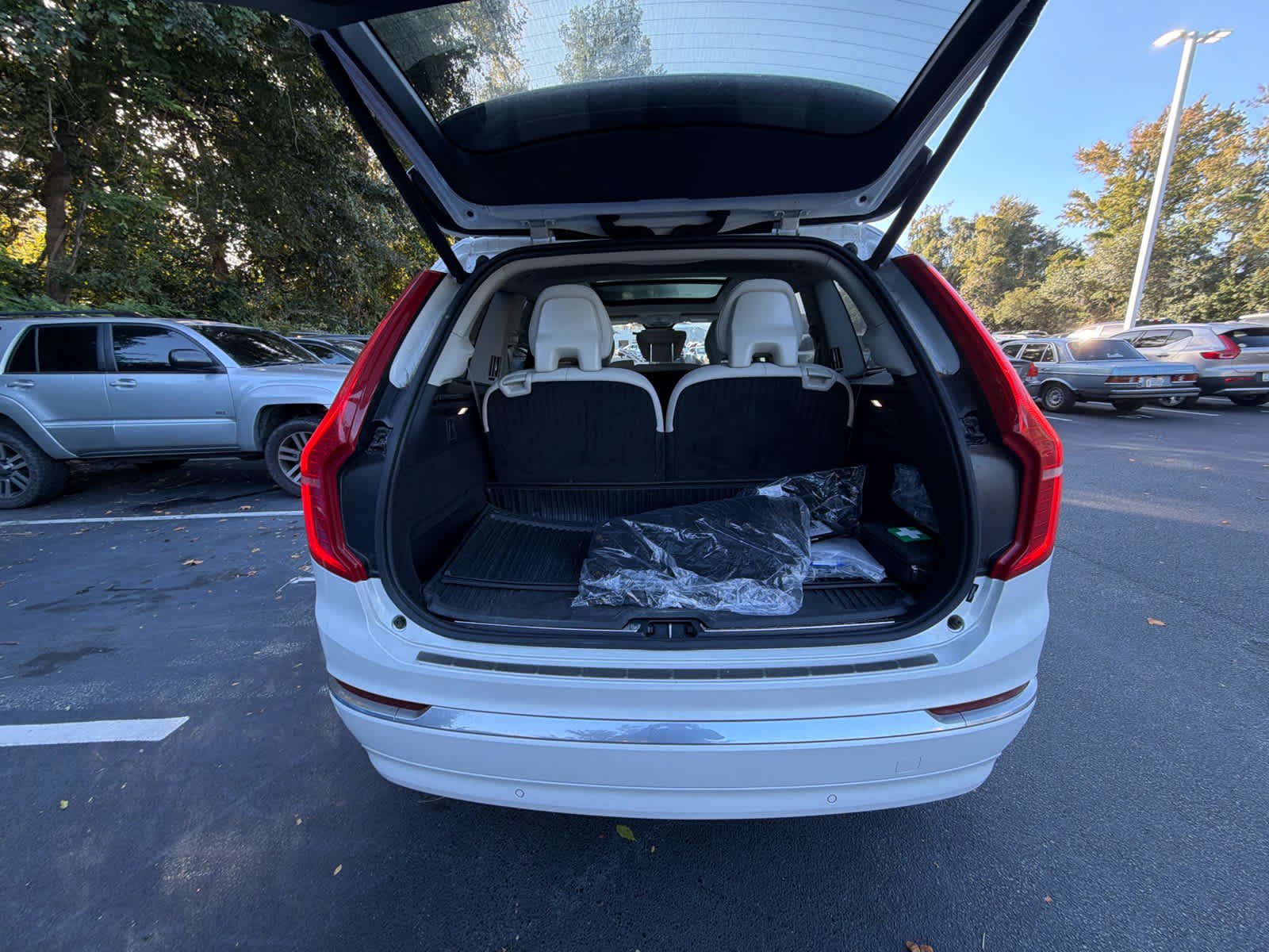 Used 2024 Volvo XC90 B6 Plus w/ Protection Package Premier AWD/4WD image 21