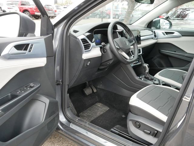 Used 2025 Volkswagen Taos SE AWD/4WD image 12
