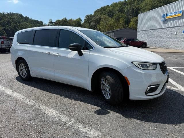 Used 2025 Chrysler Pacifica Select FWD image 2