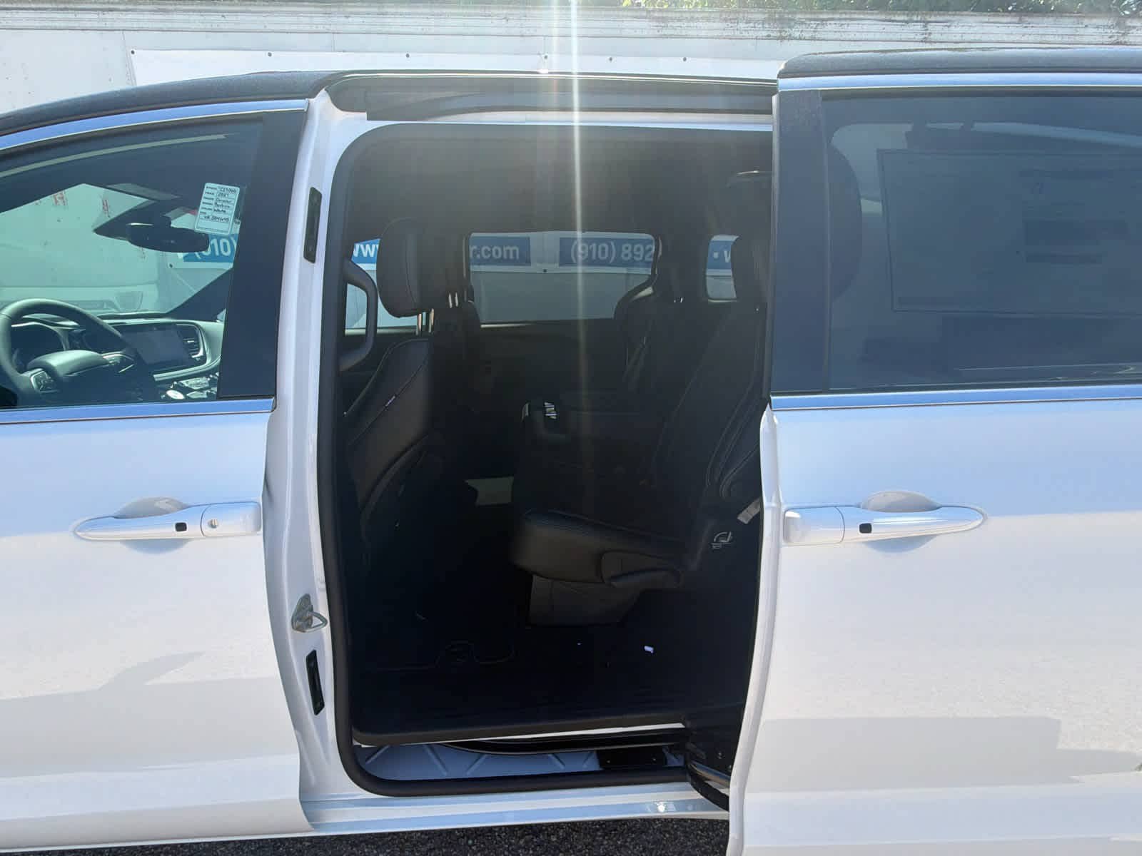 New 2027 Chrysler Pacifica Select FWD image 32