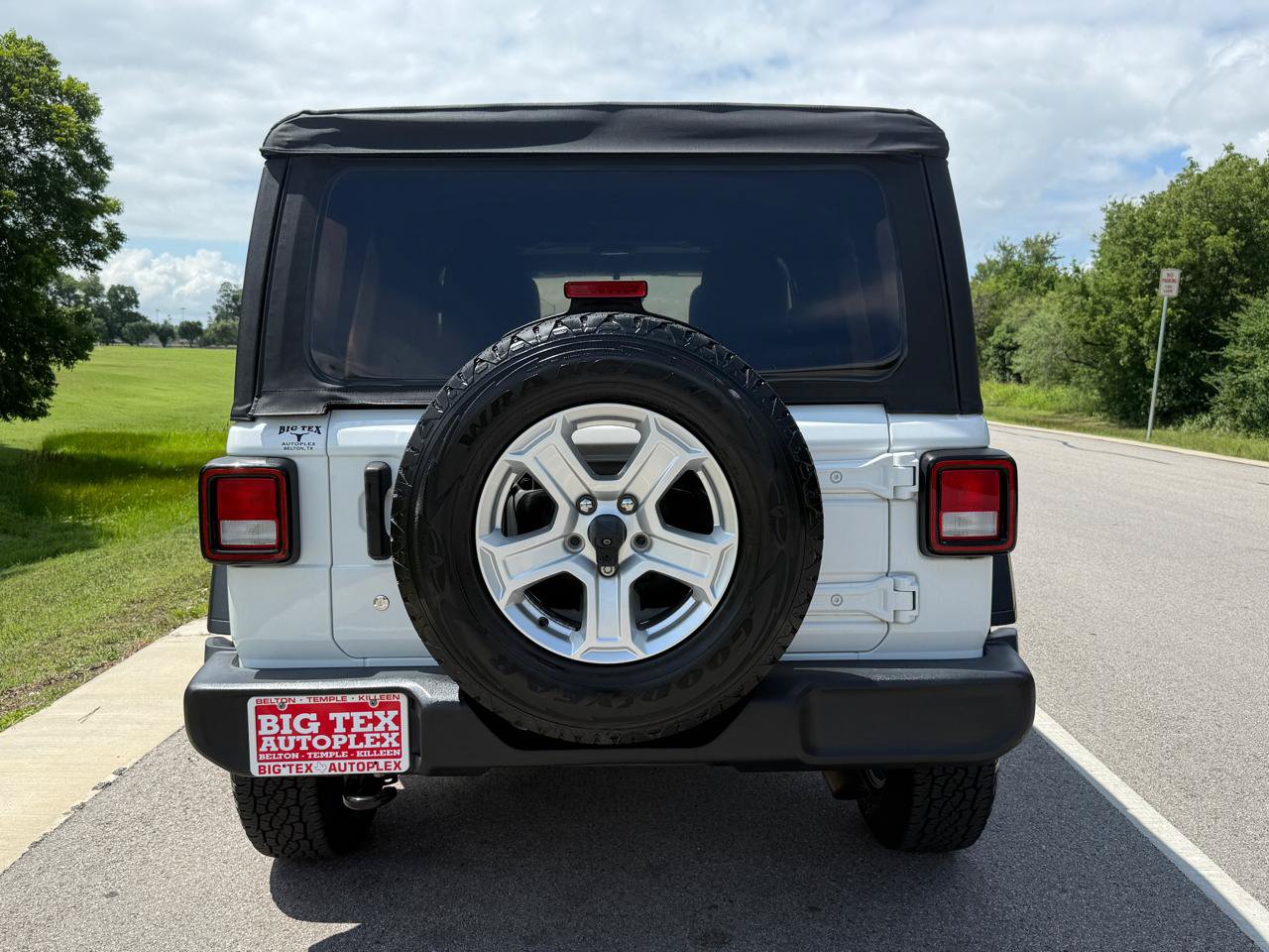 Used 2018 Jeep Wrangler Unlimited Sport S AWD/4WD image 9