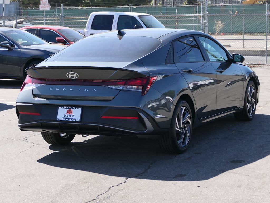 Used 2025 Hyundai Elantra Sport FWD image 3