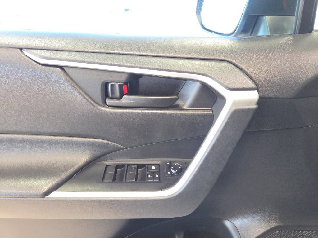 Used 2022 Toyota RAV4 LE image 11