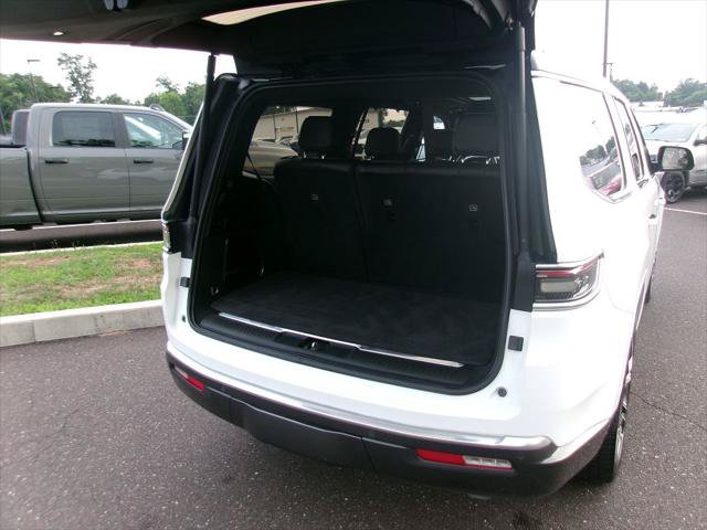 Certified 2022 Jeep Grand Wagoneer Series III w/ HD Trailer Tow Package AWD/4WD image 18