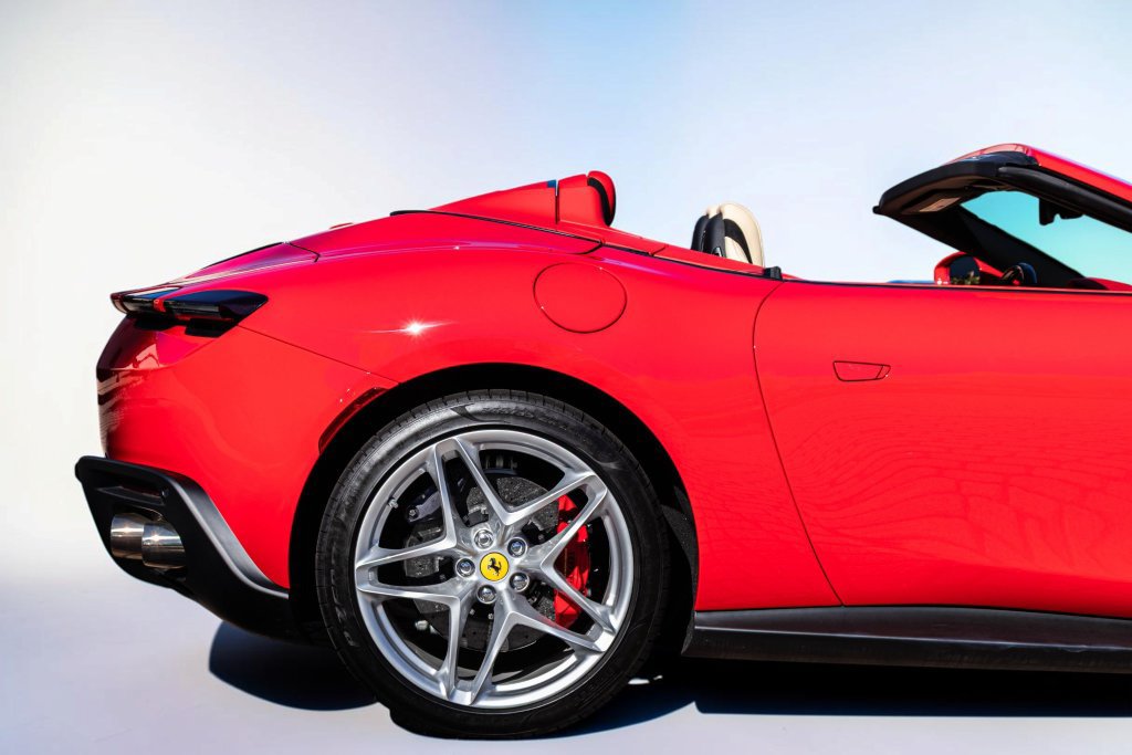 Certified 2025 Ferrari Roma Spider RWD image 17