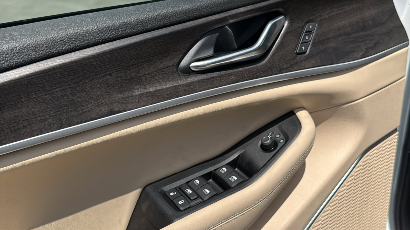 New 2026 Jeep Grand Cherokee L Limited w/ Luxury Tech Group II RWD image 12
