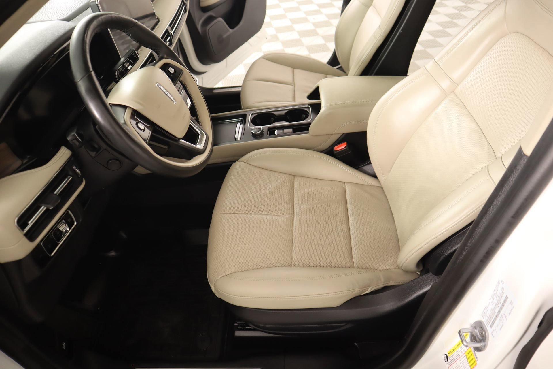 Used 2025 Lincoln Corsair Reserve image 12