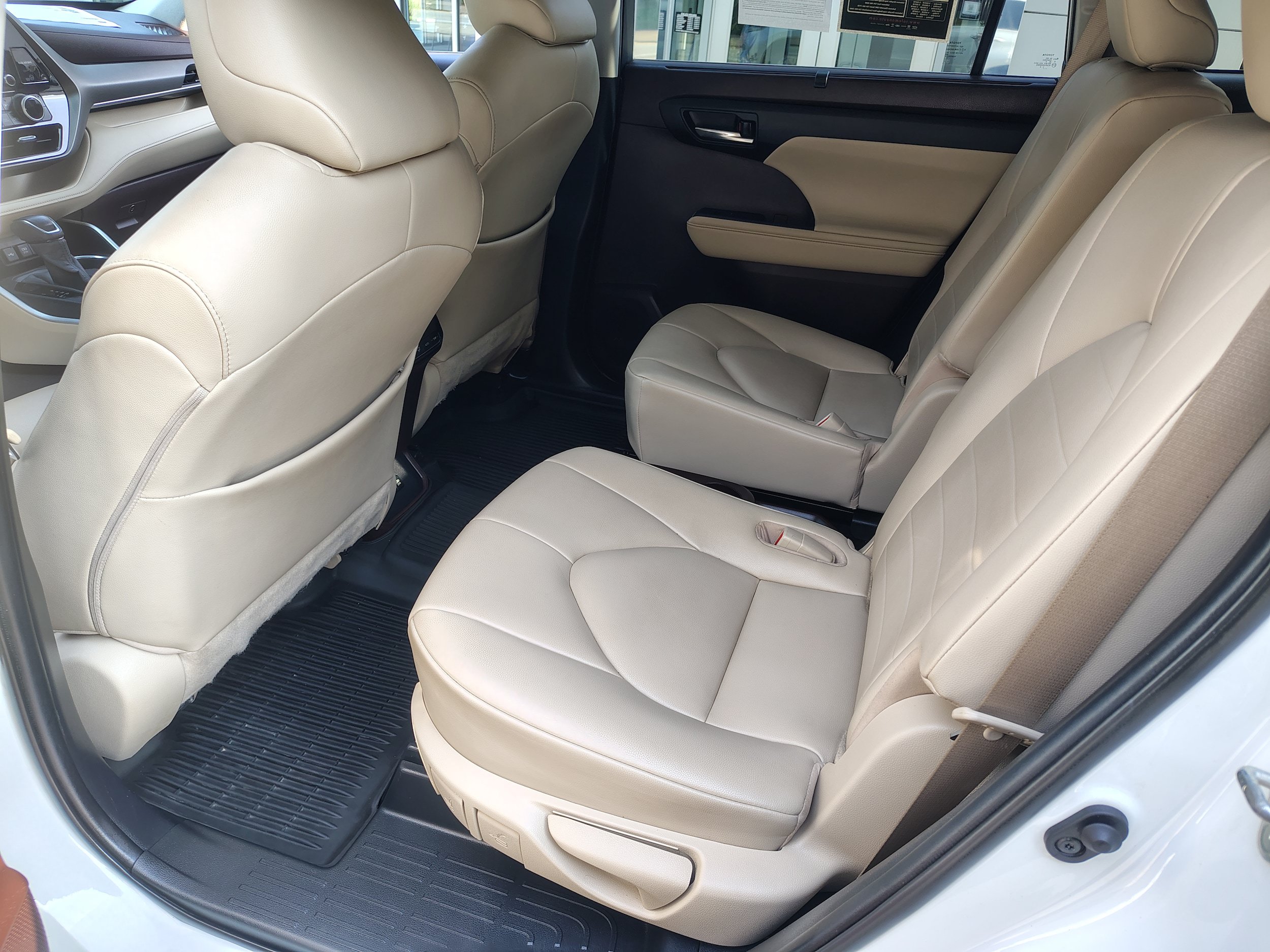 Used 2020 Toyota Highlander XLE AWD/4WD image 24
