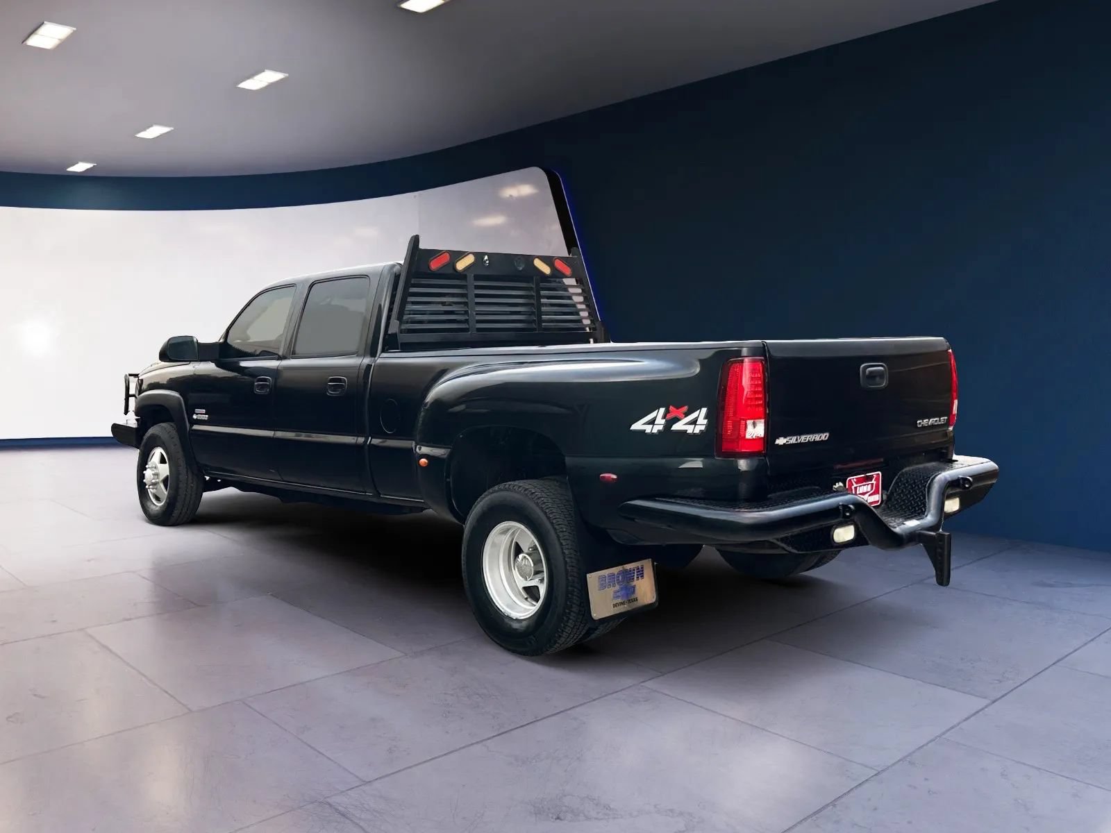 Used 2004 Chevrolet Silverado 3500 4x4 Crew Cab w/ Heavy-Duty Power Package image 3