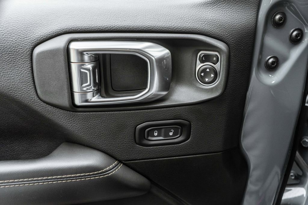 Used 2025 Jeep Wrangler Unlimited Sahara image 17