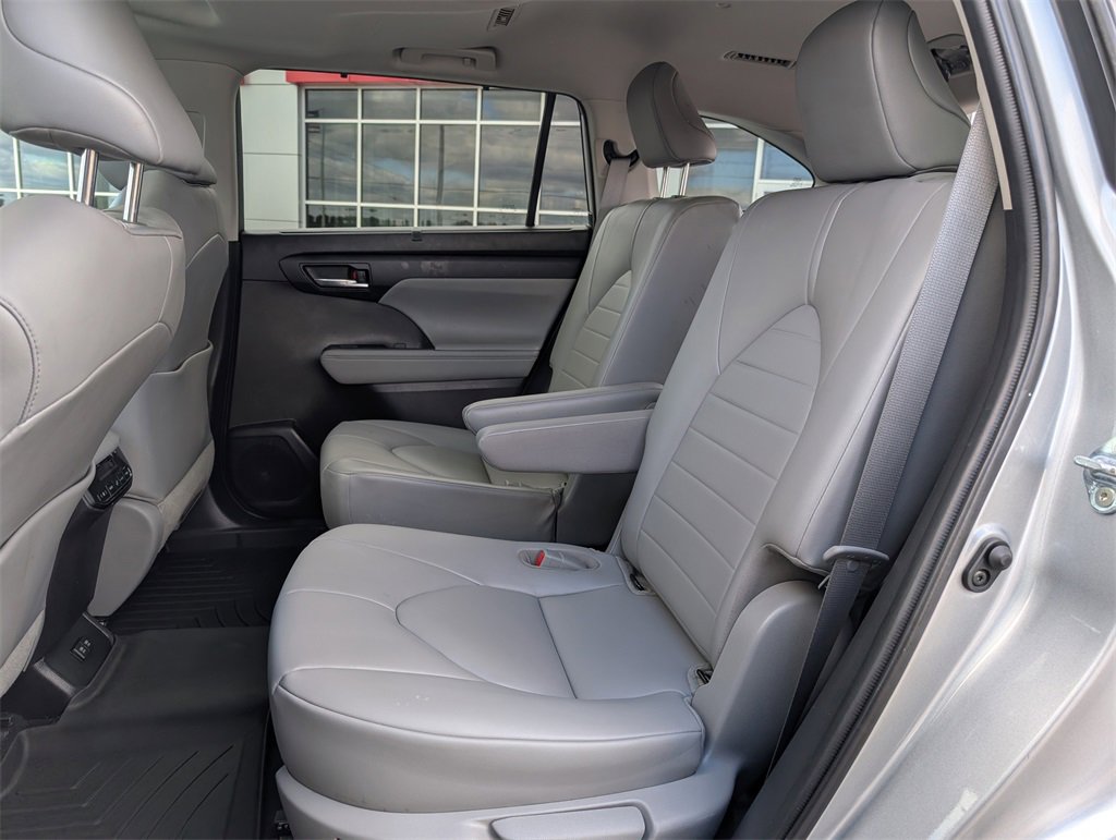 Used 2021 Toyota Highlander XLE image 32