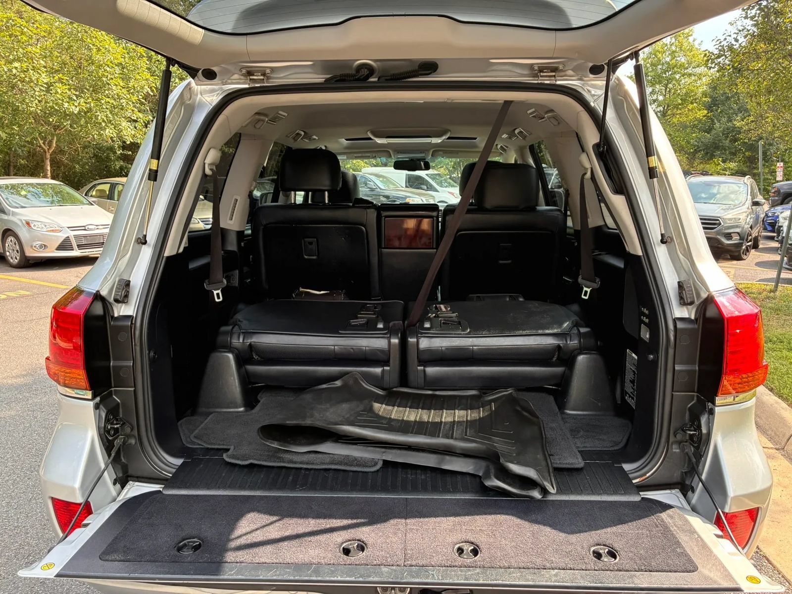 Used 2011 Lexus LX 570 4WD w/ Luxury Pkg image 51