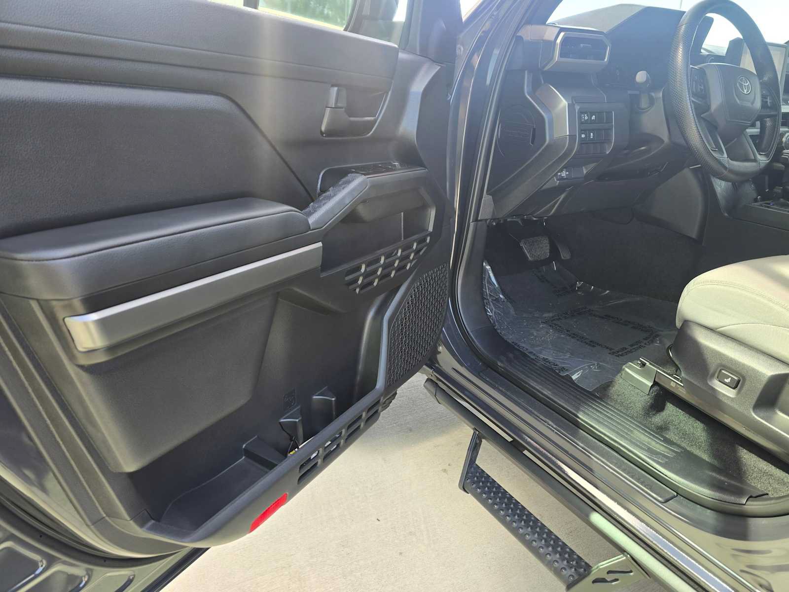 Used 2025 Toyota Tacoma SR5 AWD/4WD image 29