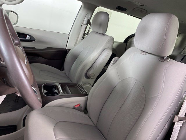Used 2020 Chrysler Pacifica Touring w/ Cold Weather Group FWD image 17