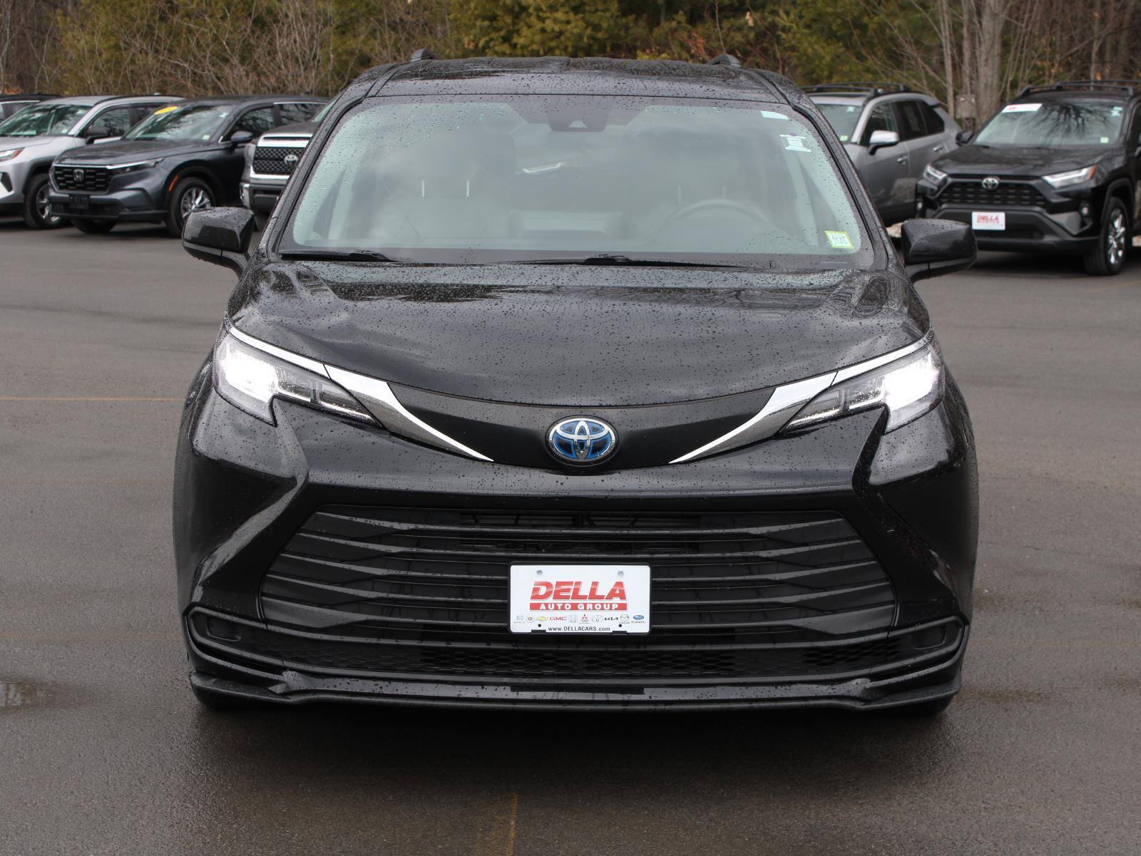 Used 2022 Toyota Sienna LE image 2