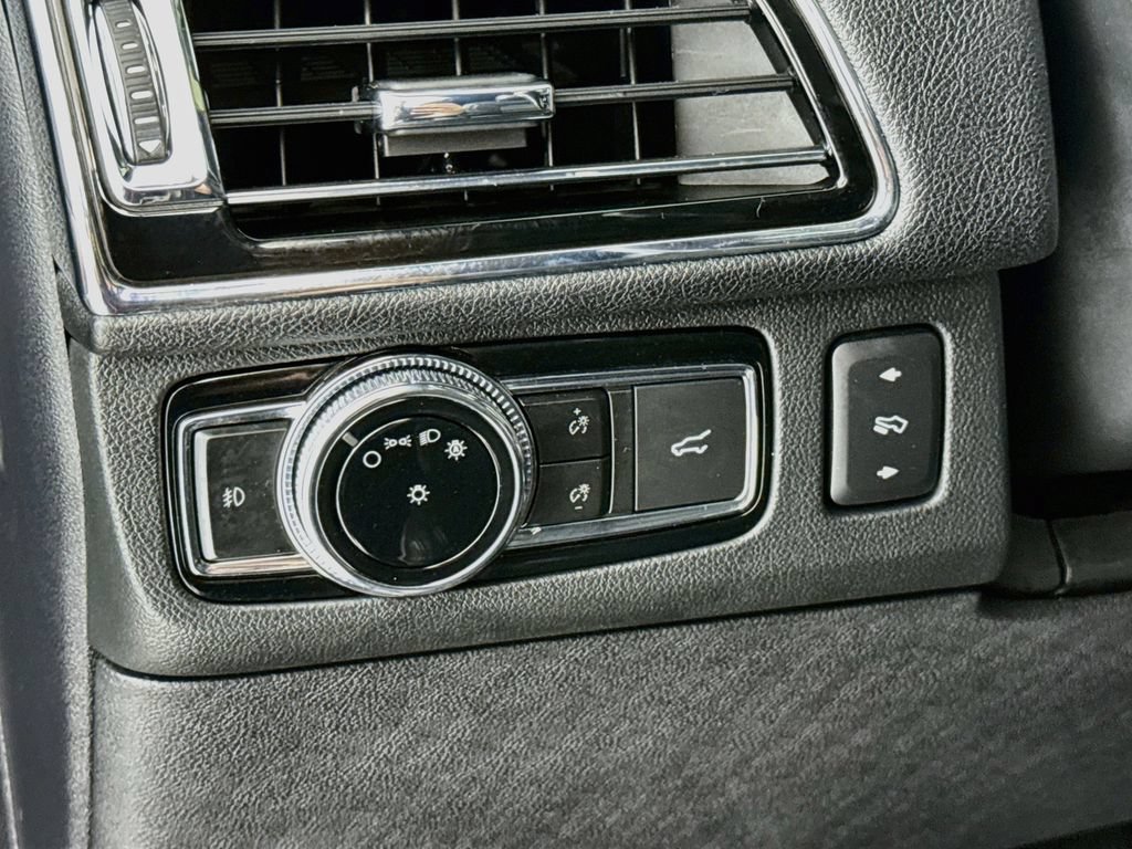 Used 2020 Lincoln Navigator L Reserve AWD/4WD image 11
