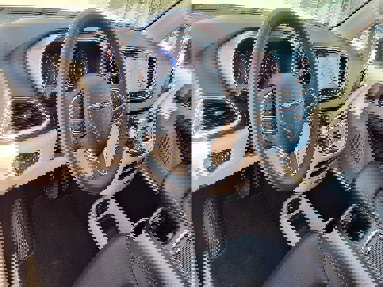 Used 2024 Chrysler Pacifica Touring-L image 14