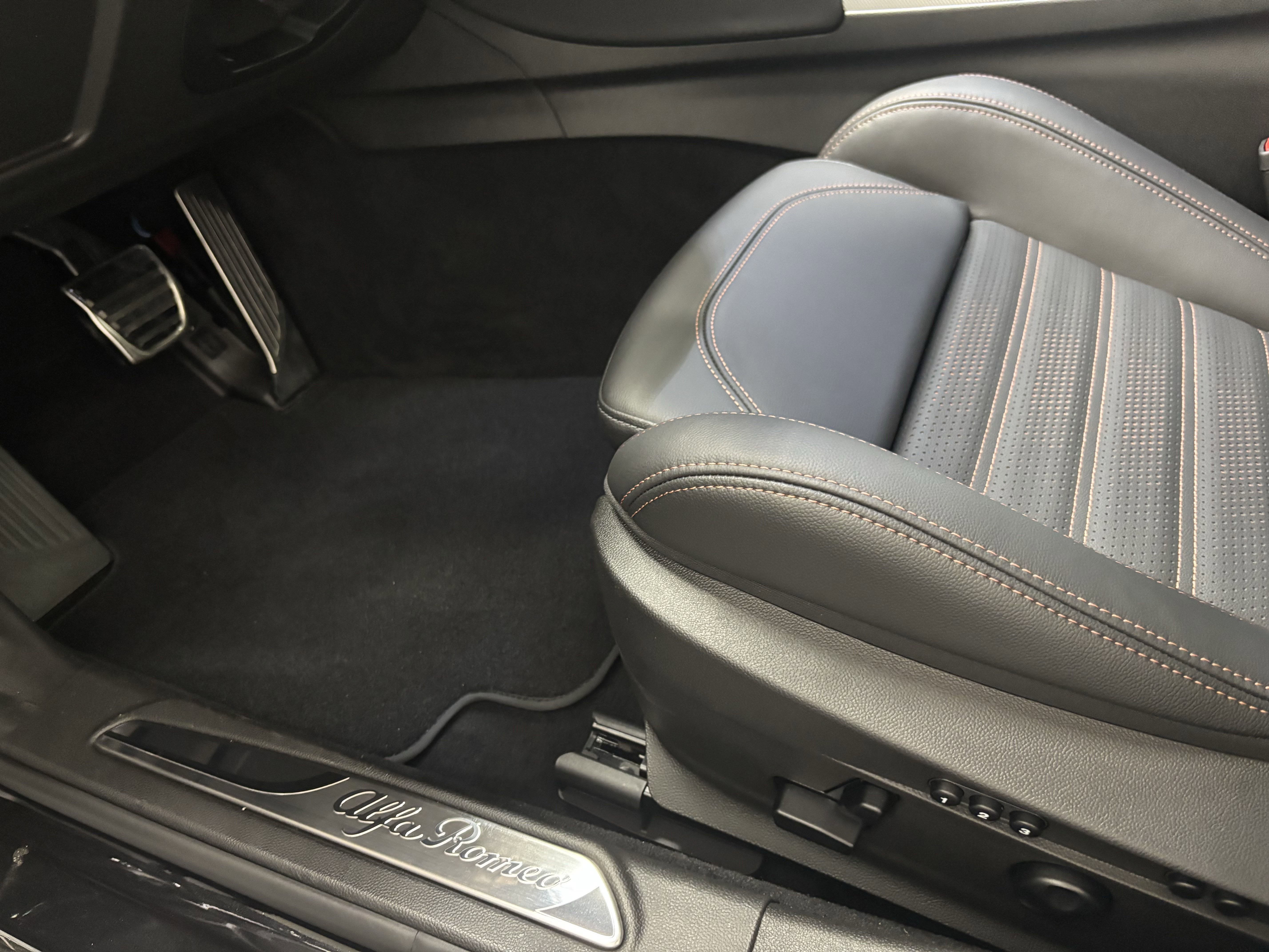 New 2025 Alfa Romeo Giulia AWD w/ Driving Assist Package image 9