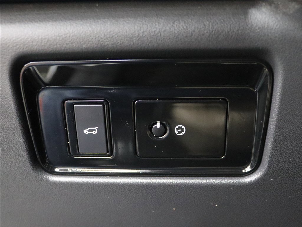 Used 2018 Jaguar F-PACE Premium image 34