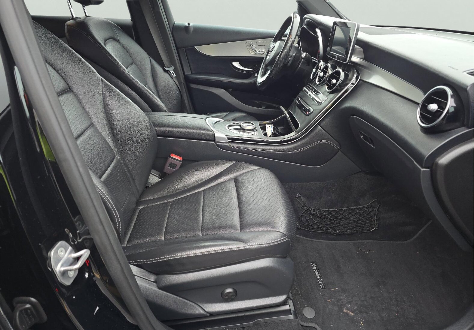 Used 2019 Mercedes-Benz GLC 300 4MATIC w/ Premium Package image 11