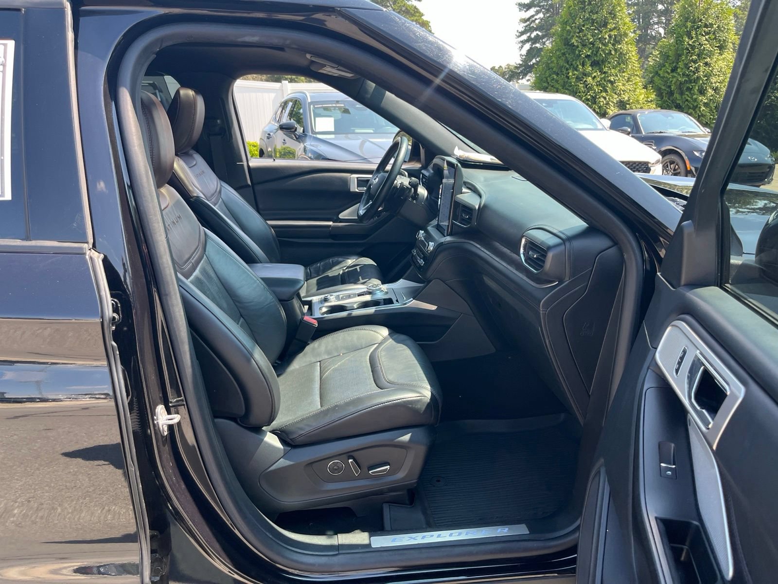Used 2020 Ford Explorer Platinum w/ Premium Technology Package AWD/4WD image 37