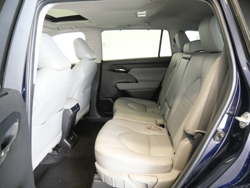 Used 2022 Toyota Highlander XLE AWD/4WD image 25