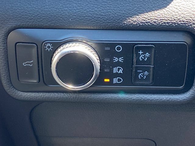 Used 2023 Ford Explorer XLT AWD/4WD image 10