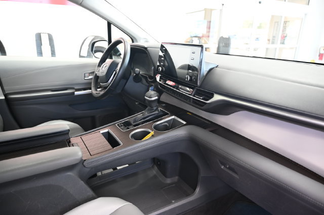 Used 2021 Toyota Sienna XLE w/ XLE Plus Package FWD image 15