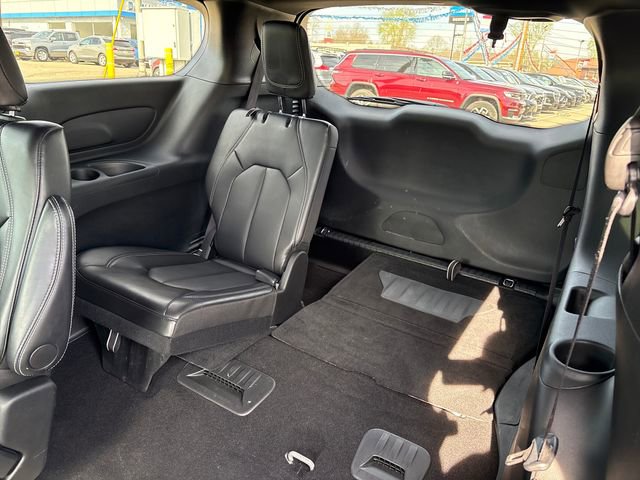 Used 2025 Chrysler Pacifica Select image 33